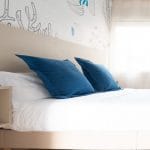 Cama en el dormitorio del apartamento